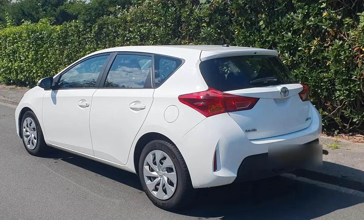 Gebraucht Toyota Auris 99 PS (72 kW) 2015 Weiß Limousine