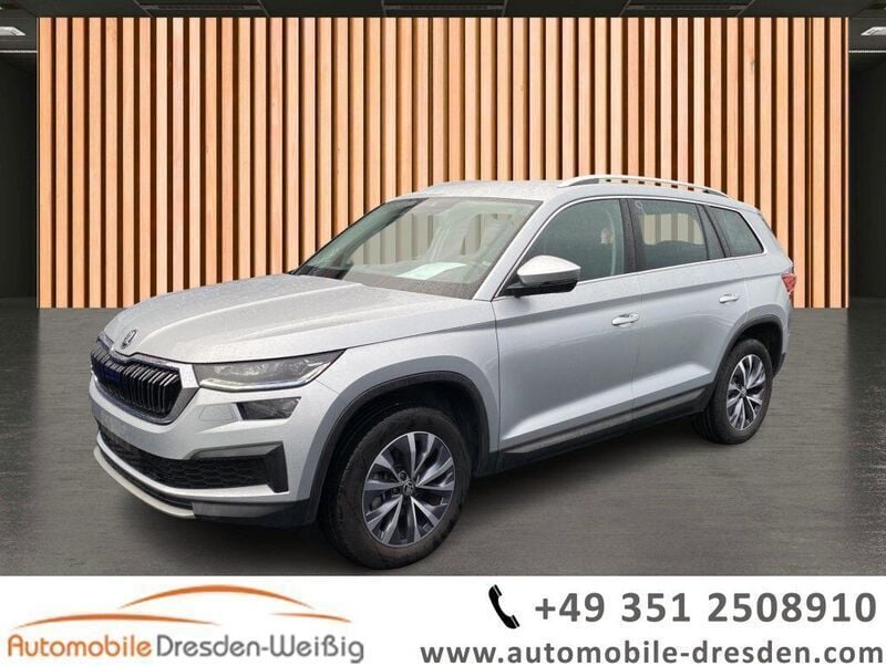 Silber brilliantsilber metallic (metallic) Gebraucht 2024 Skoda Kodiaq Style SUV | 34.980 € (Superpreis) - Bild 1/3
