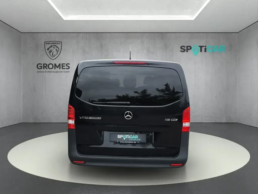 Gebraucht Mercedes Vito 163 PS (119 kW) 2024 Obsidianschwarz metallic (metallic) Van