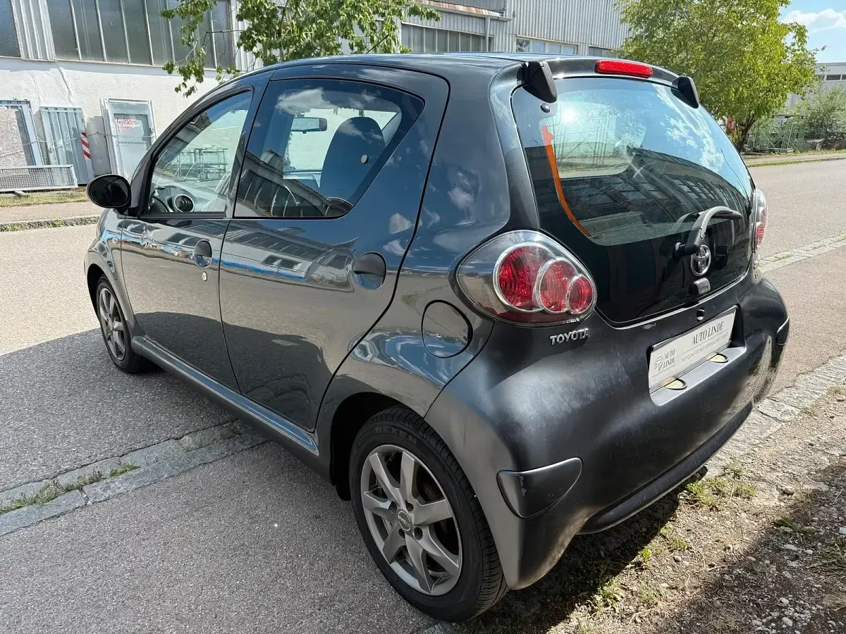 Gebraucht Toyota Aygo 68 PS (50 kW) 2011 Grau Kleinwagen