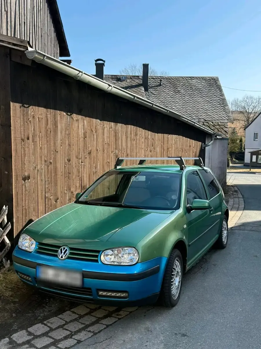 Second-hand VW Golf IV 101 CP (74 kW) 2002 Verde Berlinǎ