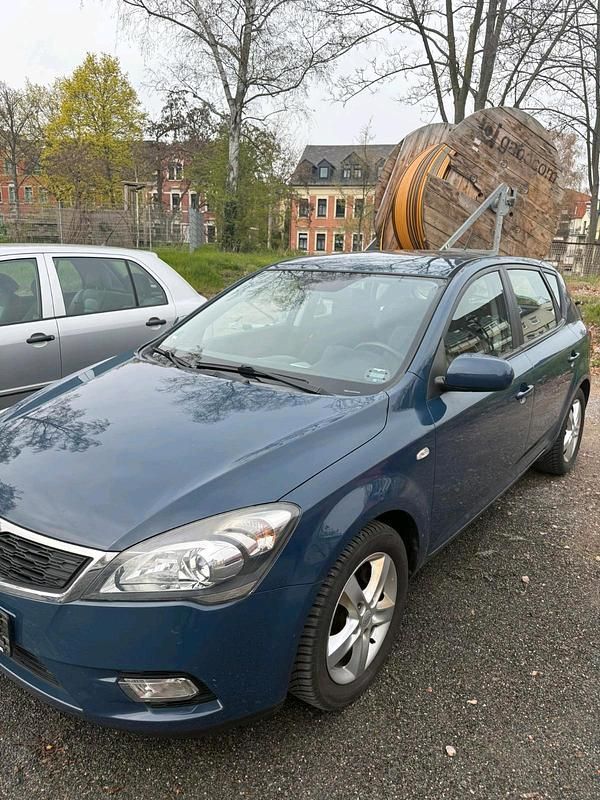 Usado Kia Ceed 90 HP (66 kW) 2010 Azul Citadino