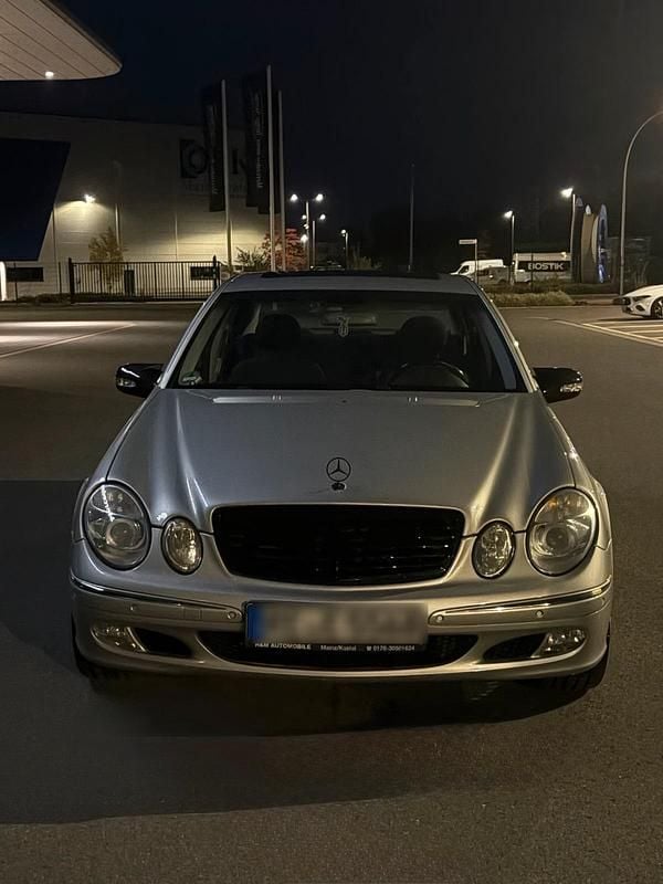 Silber Gebraucht 2003 Mercedes E240 Limousine | 3.200 € (Fairer Preis) - Bild 1/4
