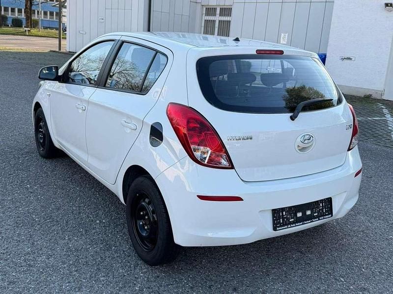 Gebraucht Hyundai i20 Edition 86 PS (63 kW) 2012 Coral white Kleinwagen