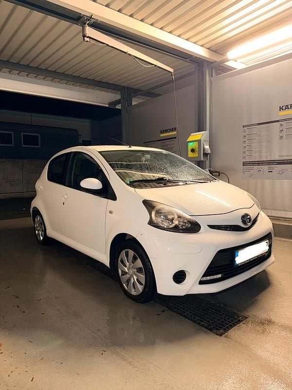 Weiß Gebraucht 2012 Toyota Aygo Kleinwagen | 2.500 € (Fairer Preis) - Bild 1/4