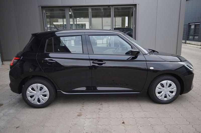 Neu Suzuki Swift Club 83 PS (61 kW) 2025 Super black pearl Limousine