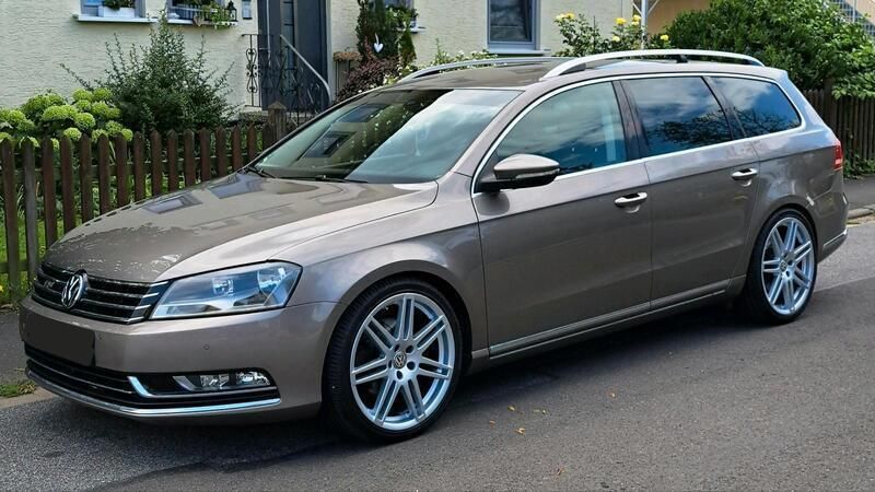 Braun Gebraucht 2011 VW Passat R-line Kombi | 8.800 € (Teuer) - Bild 1/4