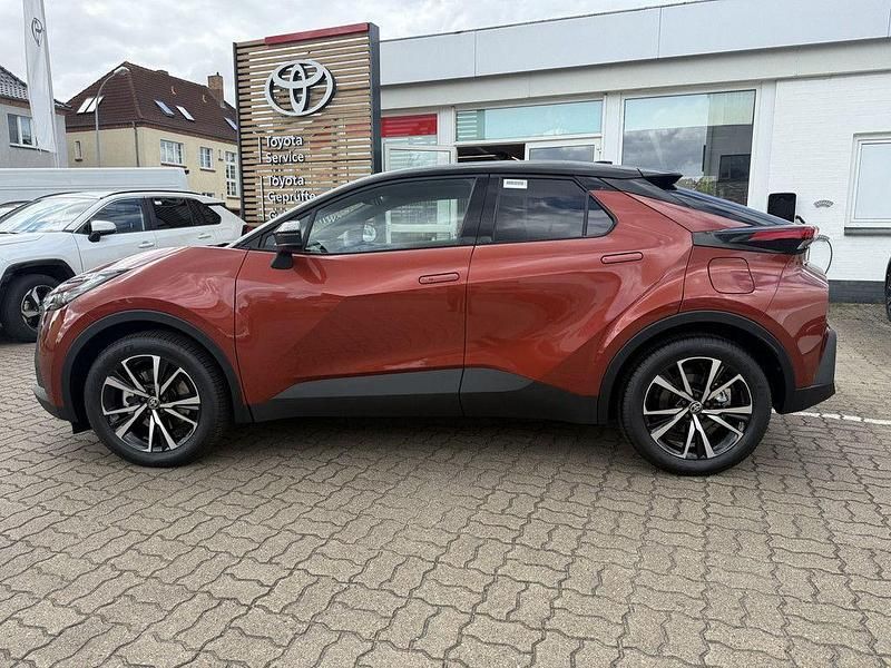 Neu Toyota C-HR 223 PS (164 kW) 2025 Orange SUV