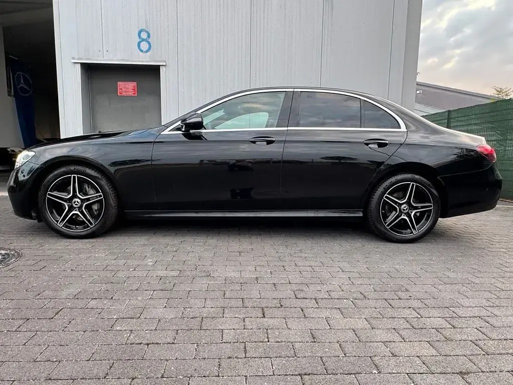 Gebraucht Mercedes E220 AMG 197 PS (144 kW) 2023 Blau Limousine