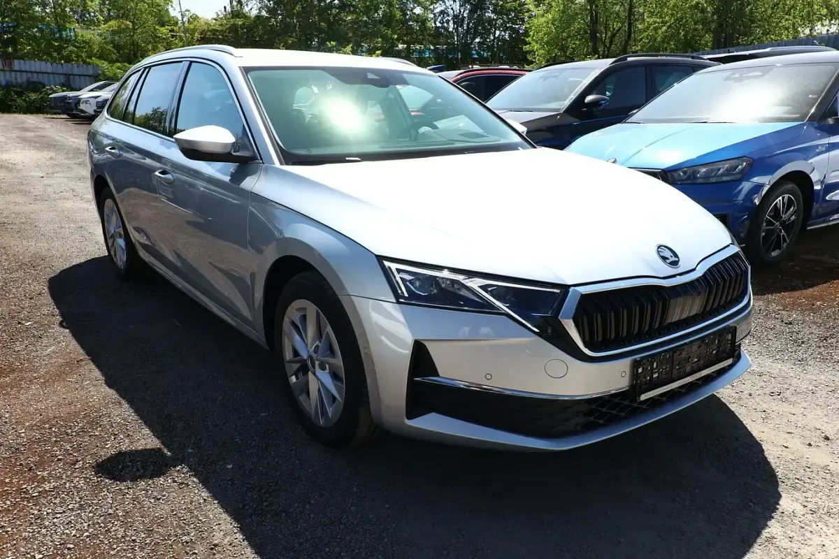 Neu Skoda Octavia Selection 150 PS (110 kW) 2025 Brillantsilber metallic Kombi