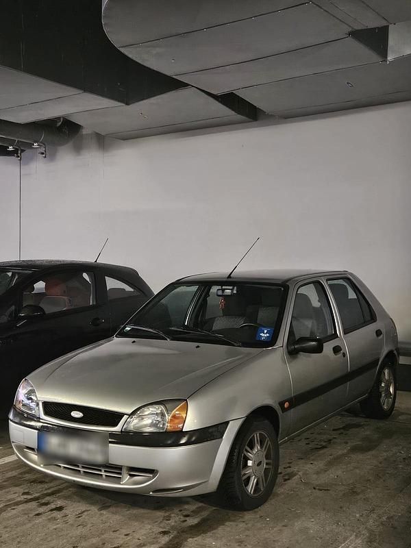 Silber Gebraucht 2001 Ford Fiesta Kleinwagen | 950 € (Guter Preis) - Bild 1/3