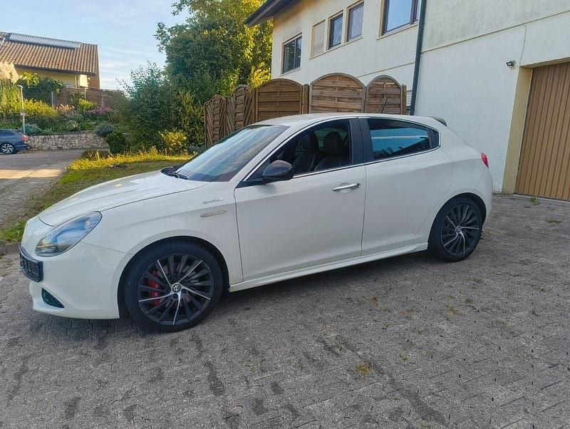 Weiß Gebraucht 2012 Alfa Romeo Giulietta Turismo Kleinwagen | 4.750 € (Guter Preis) - Bild 1/4