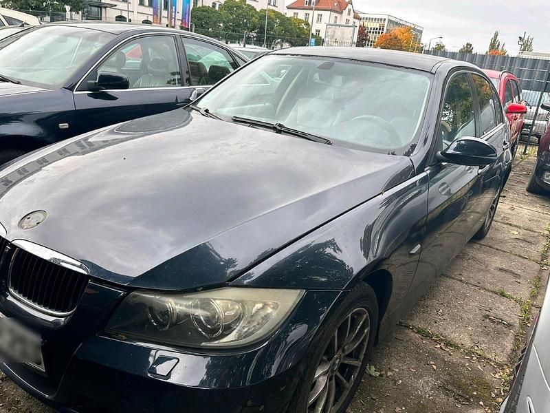 Blau Gebraucht 2006 BMW 318 Limousine | 1.200 € (Superpreis) - Bild 1/4