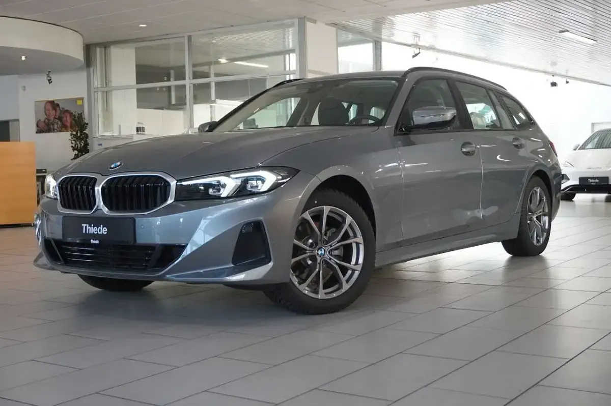 Gebraucht BMW 320 190 PS (139 kW) 2024 Skyscraper grau metallic Kombi
