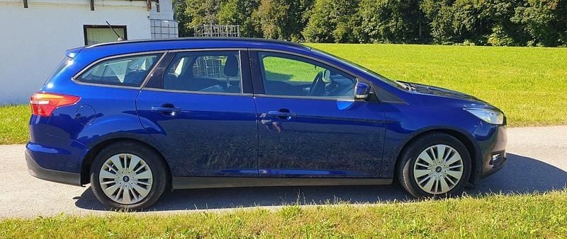 Blau Gebraucht 2017 Ford Focus Kombi | 10.500 € (Fairer Preis) - Bild 1/4
