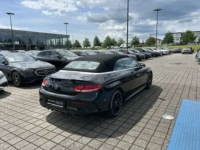 Gebraucht Mercedes C180 AMG 156 PS (114 kW) 2023 Schwarz Cabrio