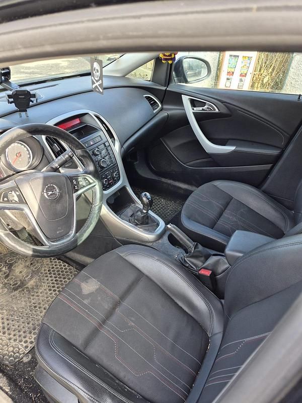 Gebraucht Opel Astra 130 PS (95 kW) 2012 Schwarz Kombi