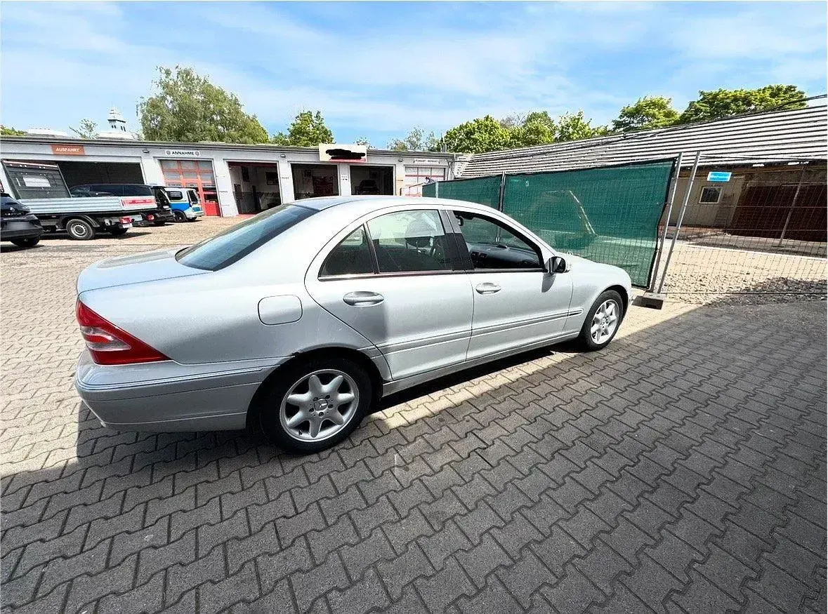 Second-hand Mercedes C200 Elegance 163 CP (119 kW) 2002 Argintiu Berlinǎ