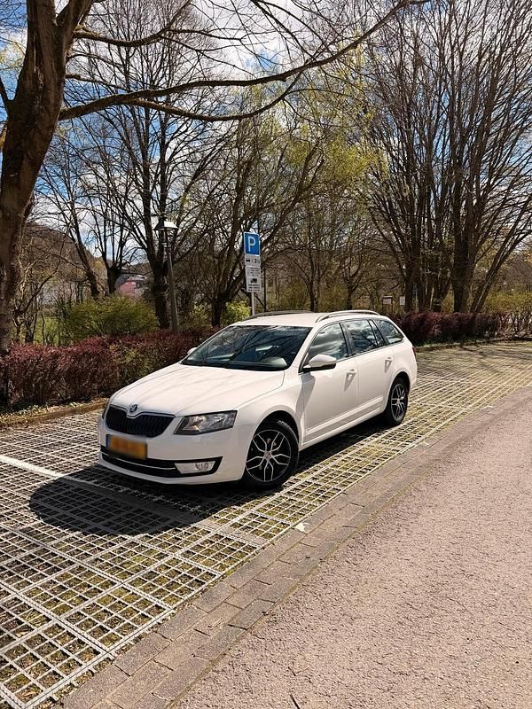 Gebraucht Skoda Octavia 110 PS (80 kW) 2016 Weiß Kleinwagen