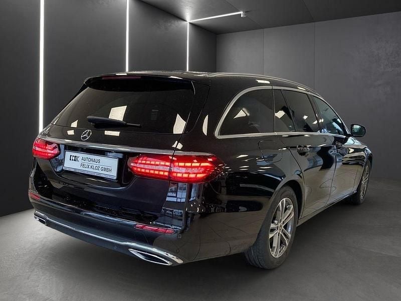 Gebraucht Mercedes E200 Avantgarde 197 PS (144 kW) 2022 Schwarz Limousine