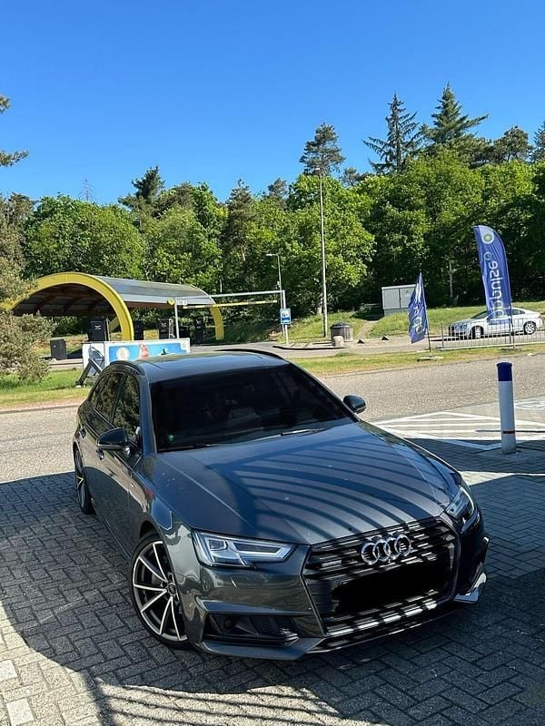 Grau Gebraucht 2017 Audi A4 Kombi | 18.500 € - Bild 1/4