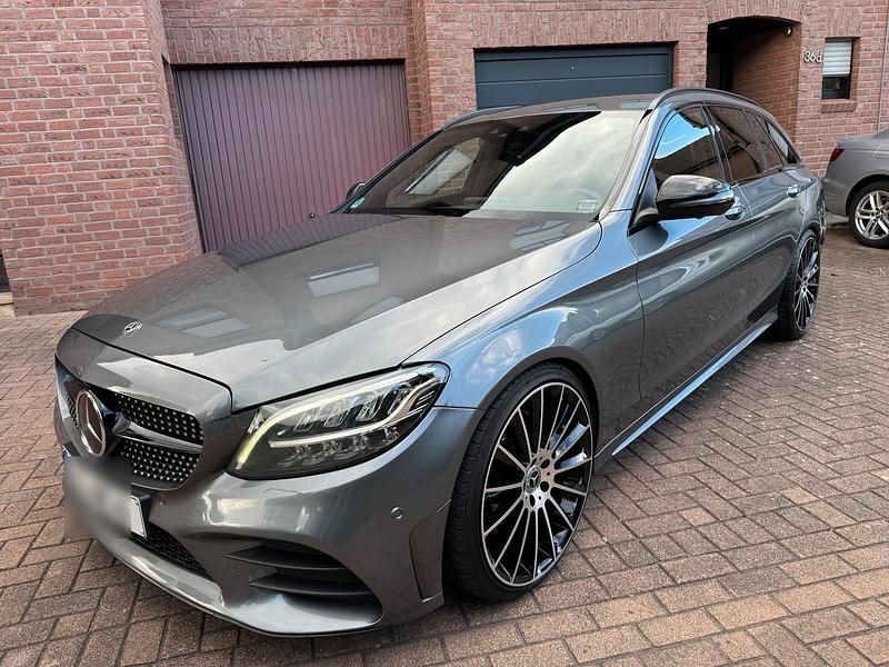 Grau Gebraucht 2019 Mercedes C220 AMG line Kombi | 19.500 € - Bild 1/4