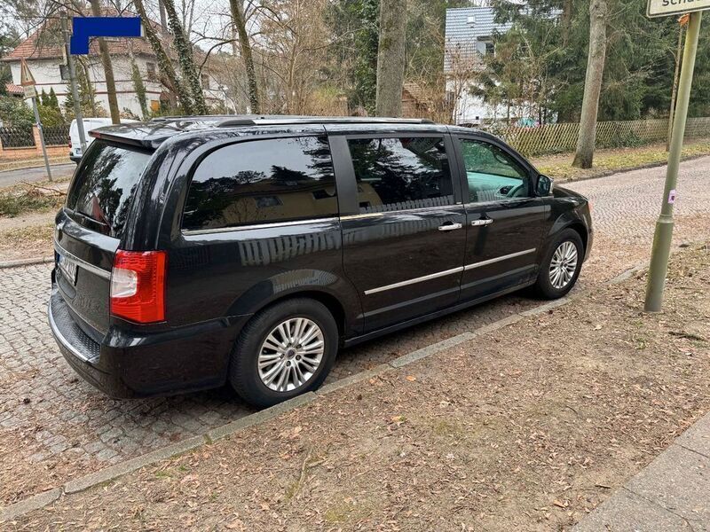 Schwarz Gebraucht 2014 Lancia Voyager Platinum Van / Kleinbus | 8.900 € - Bild 1/4