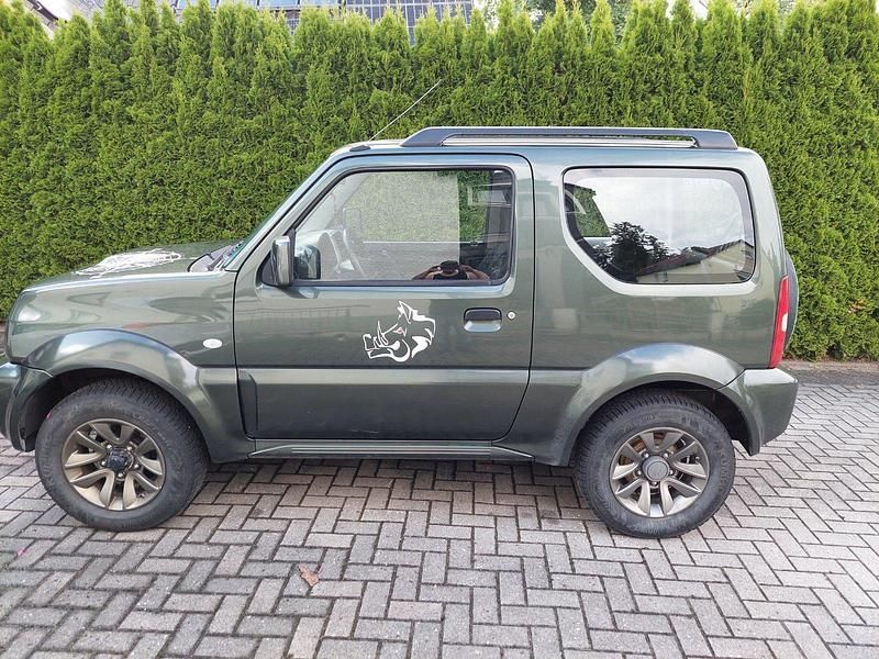 Grün Gebraucht 2016 Suzuki Jimny SUV | 12.500 € (Fairer Preis) - Bild 1/4