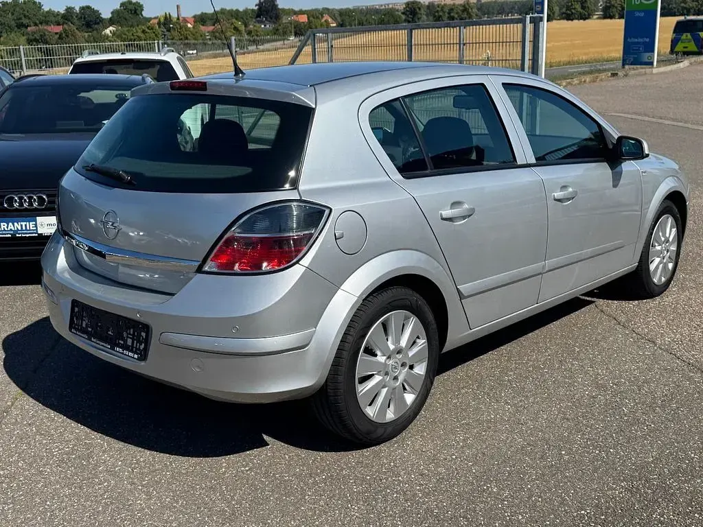Gebraucht Opel Astra Edition 120 PS (88 kW) 2008 Silber Limousine