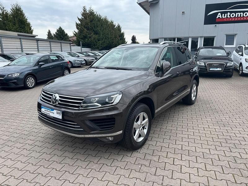 Braun Gebraucht 2016 VW Touareg Terrain Tech SUV | 20.990 € (Fairer Preis) - Bild 1/4