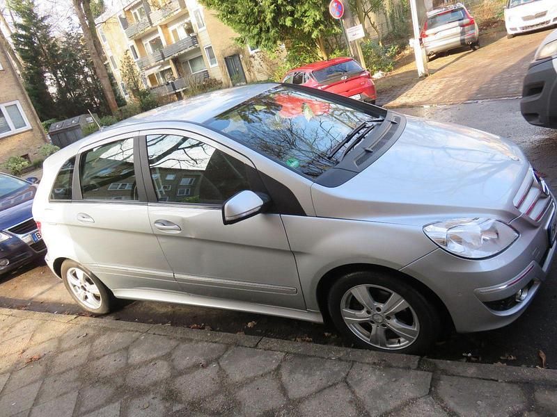 Silber Gebraucht 2010 Mercedes B180 Van / Kleinbus | 5.170 € (Guter Preis) - Bild 1/4
