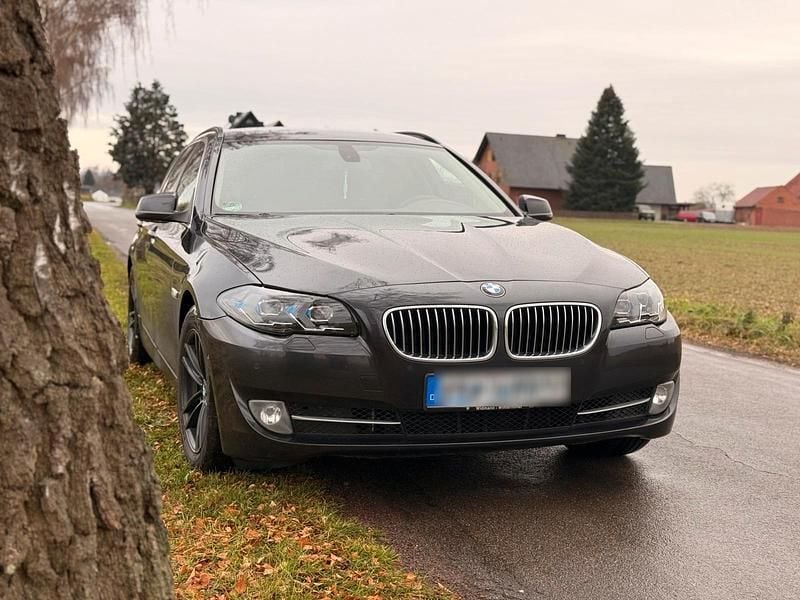 Grau Gebraucht 2012 BMW 520 Kombi | 9.800 € (Superpreis) - Bild 1/4