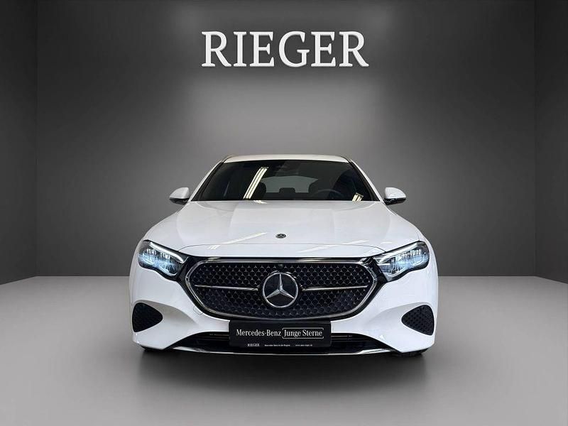Gebraucht Mercedes E300 Avantgarde 197 PS (144 kW) 2024 Weiß Limousine