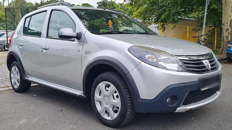 Silber Gebraucht 2010 Dacia Sandero Stepway Kleinwagen | 2.699 € (Fairer Preis) - Bild 1/4