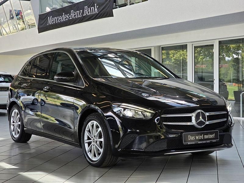 Lack kosmosschwarz Gebraucht 2019 Mercedes B200 Progressive Van / Kleinbus | 22.890 € (Etwas zu teuer) - Bild 1/4