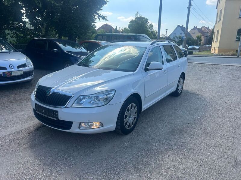 Weiß Gebraucht 2011 Skoda Octavia Ambiente Kombi | 2.990 € (Teuer) - Bild 1/4