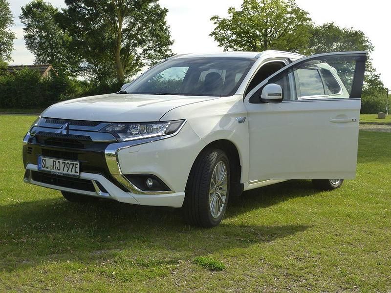 Weiß Gebraucht 2019 Mitsubishi Outlander P-HEV SUV | 16.500 € (Guter Preis) - Bild 1/4