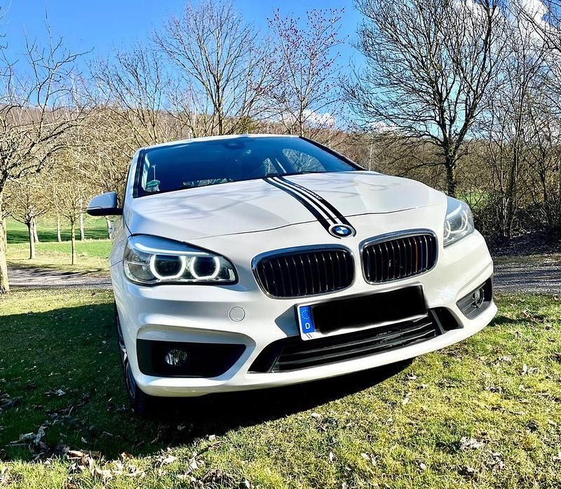 Weiß Gebraucht 2015 BMW 220 Active Tourer Sport Line Van / Kleinbus | 12.300 € (Fairer Preis) - Bild 1/4