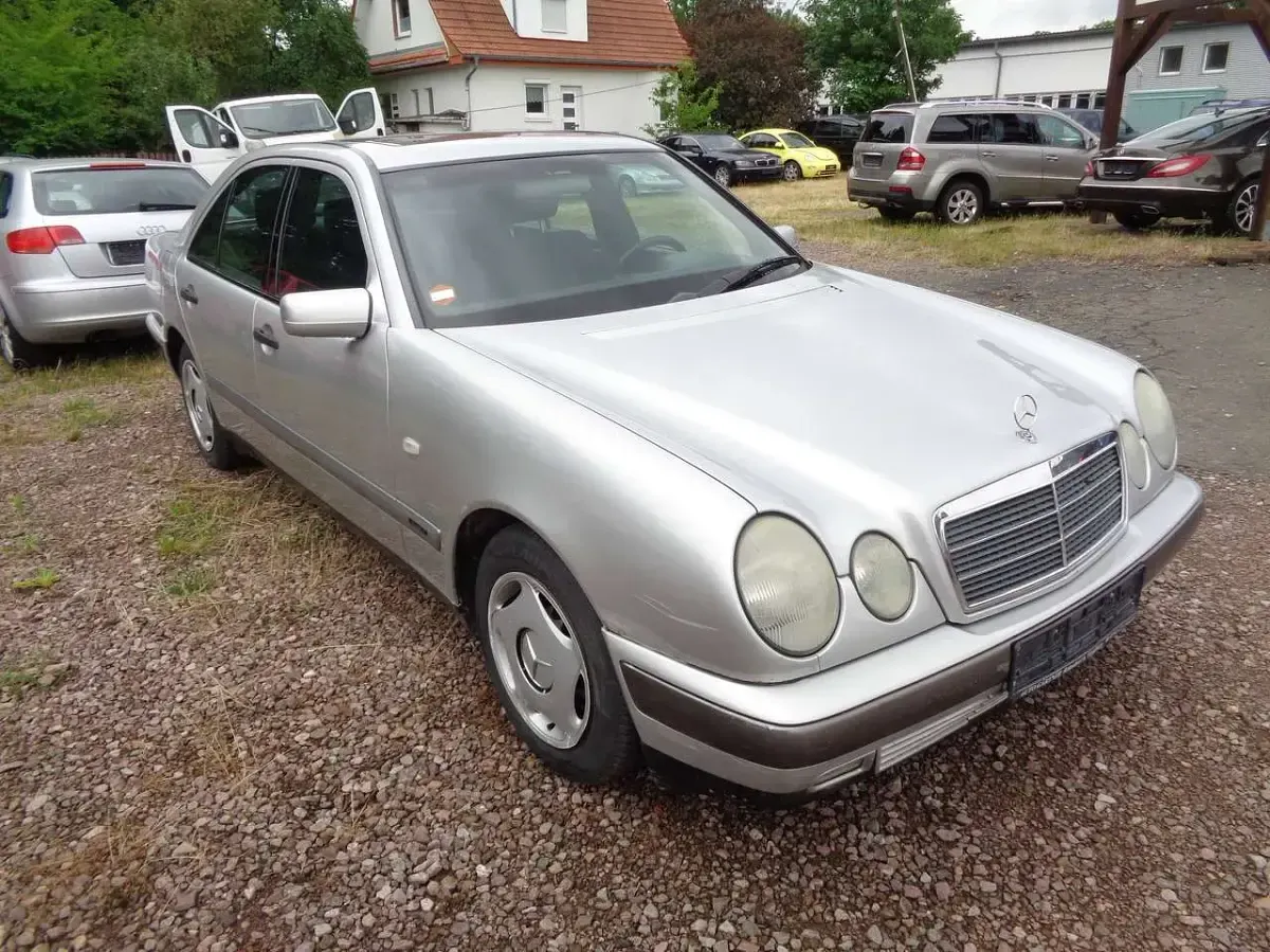 Gebraucht Mercedes E220 Classic 95 PS (69 kW) 1997 Other Limousine