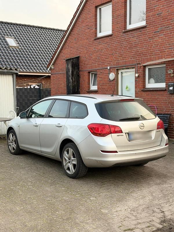 Gebraucht Opel Astra 101 PS (74 kW) 2011 Silber Kombi