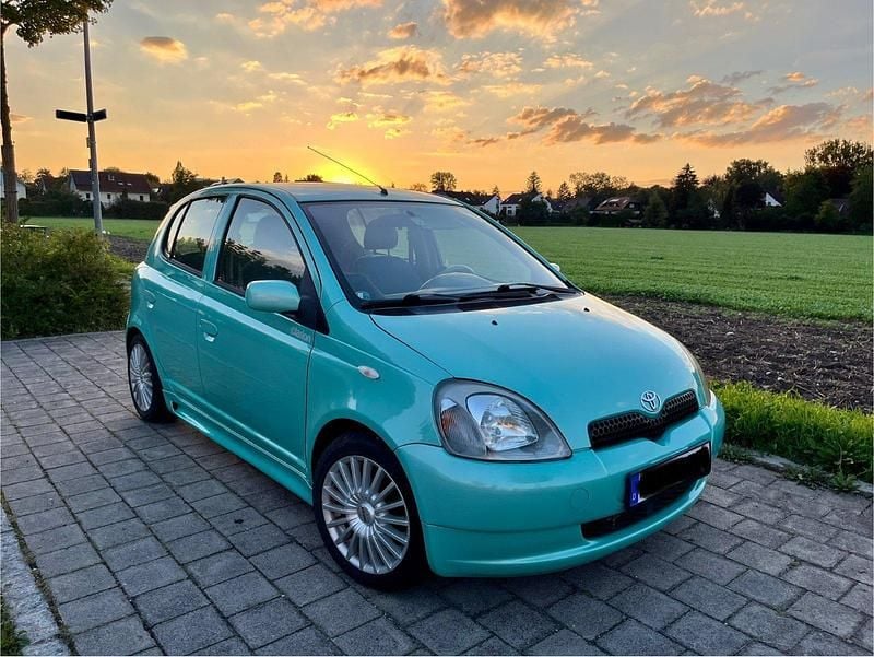 Grün Gebraucht 1999 Toyota Yaris Kleinwagen | 2.600 € - Bild 1/4