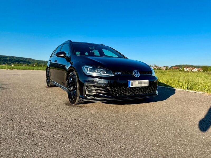 Schwarz Gebraucht 2018 VW Golf VII GTD Kombi | 19.900 € (Teuer) - Bild 1/4