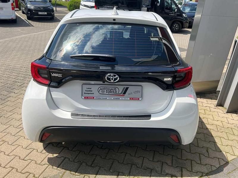 Gebraucht Toyota Yaris Team 125 PS (91 kW) 2023 Weiss Limousine