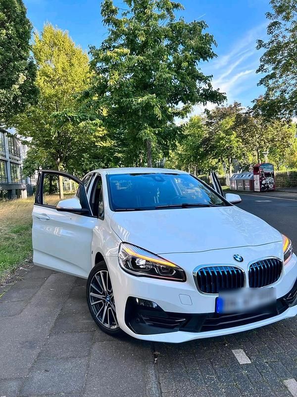 Weiß Gebraucht 2019 BMW 225 Limousine | 18.755 € (Fairer Preis) - Bild 1/4