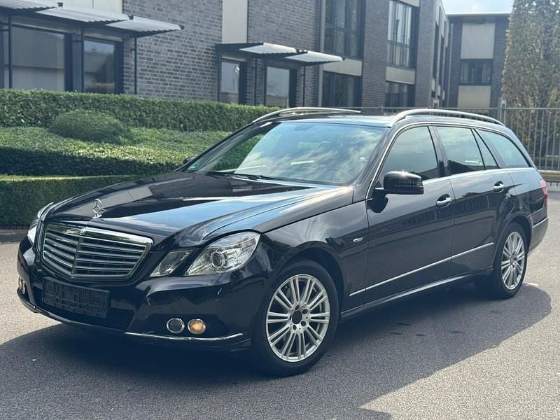 Schwarz Gebraucht 2010 Mercedes E200 Avantgarde Kombi | 6.990 € (Guter Preis) - Bild 1/4