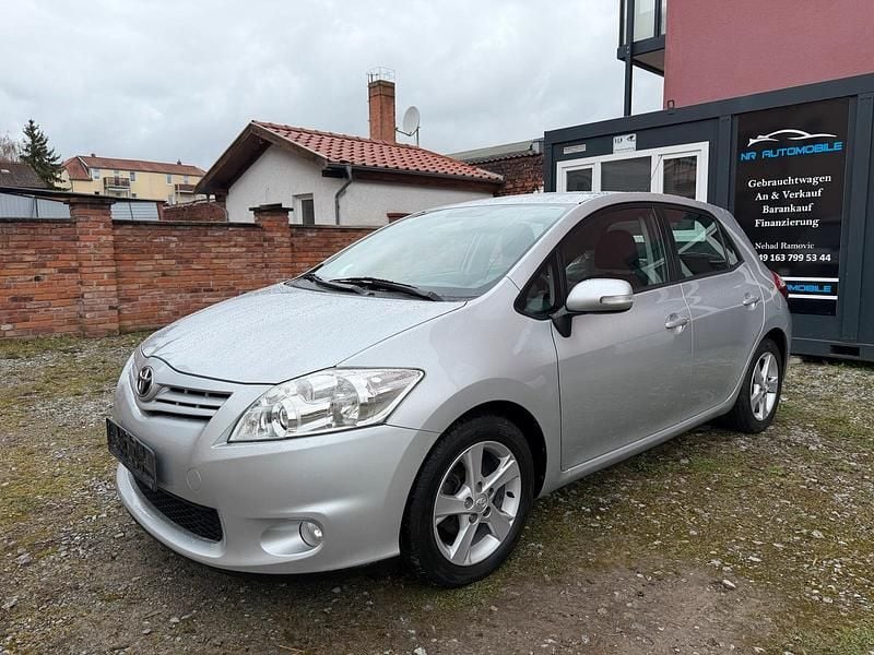 Gebraucht Toyota Auris Basis 99 PS (72 kW) 2013 Silber Kleinwagen