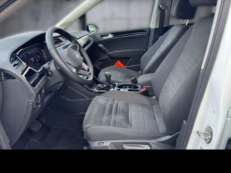 Weiß Gebraucht 2024 VW Touran Pro Van / Kleinbus | 38.599 € (Fairer Preis) - Bild 1/3