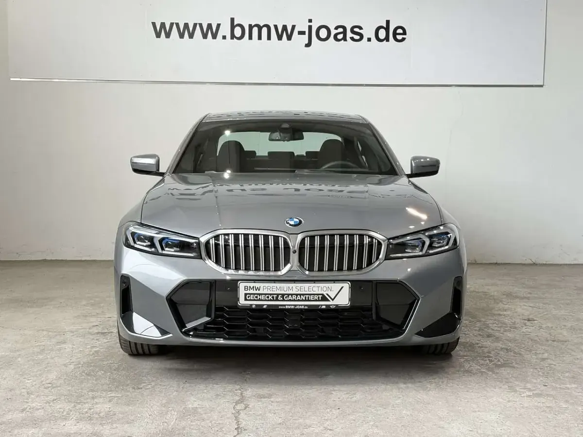 Gebraucht BMW 330 M Sport 286 PS (210 kW) 2025 Skyscraper grau Limousine