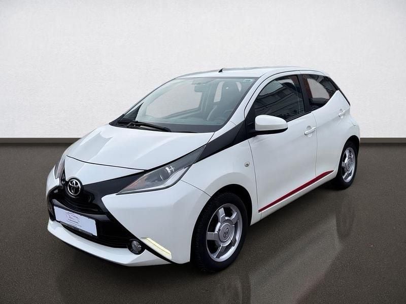 Weiß Gebraucht 2015 Toyota Aygo X-play Kleinwagen | 6.199 € (Fairer Preis) - Bild 1/4