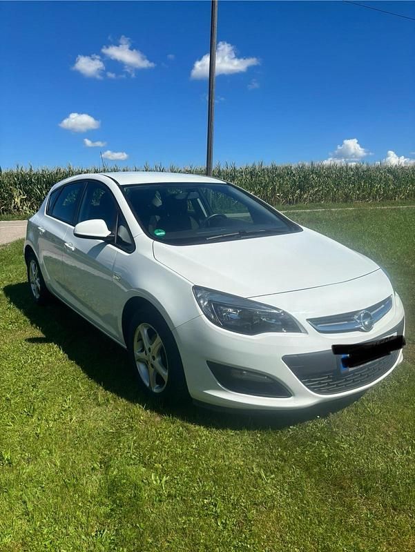Weiß Gebraucht 2014 Opel Astra Limousine | 5.700 € (Guter Preis) - Bild 1/4